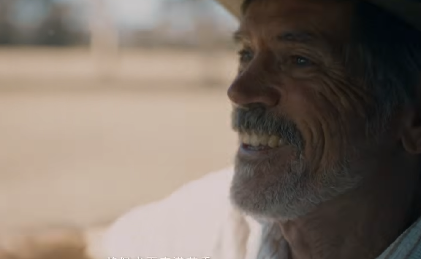 MV中駕駛貨卡的型男正是昆凌Hannah的叔叔。（圖／翻攝自YouTube）