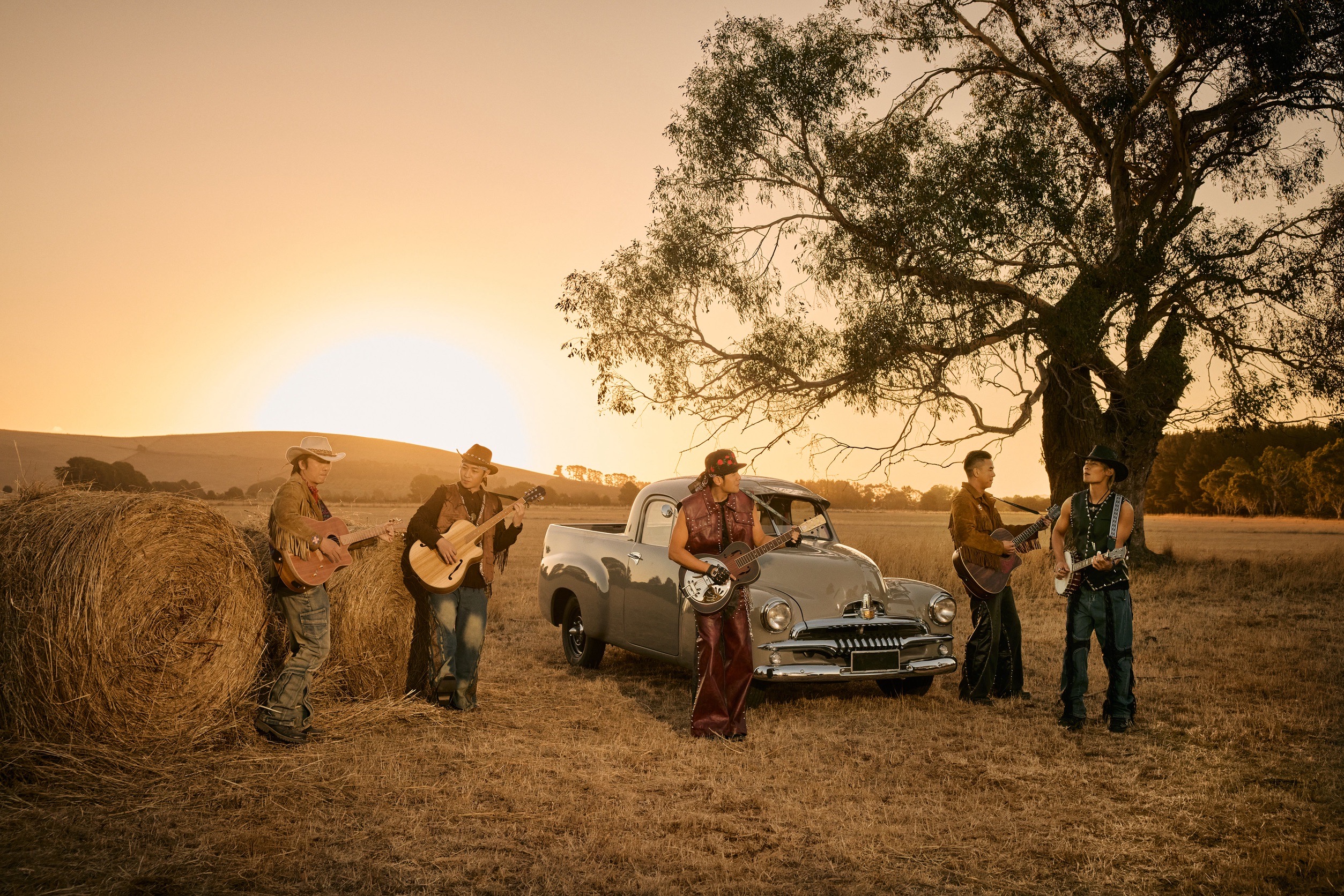 周杰倫執導〈鄉間的路〉MV，公路旅行美景打造「可以被聽見的畫面」。（圖／杰威爾音樂提供）