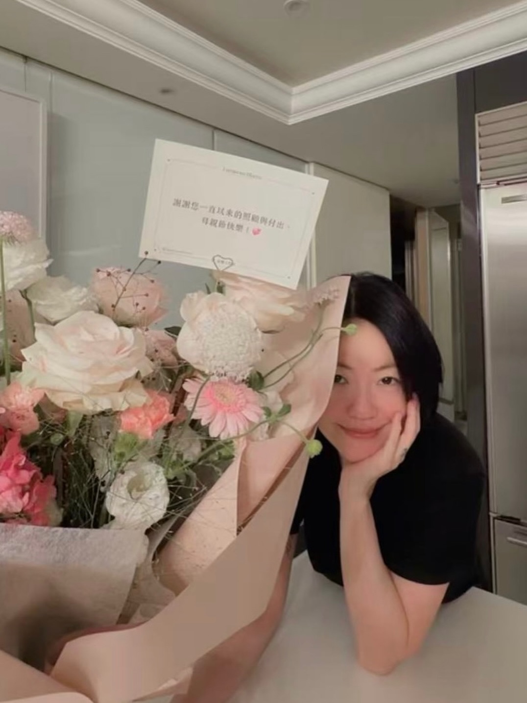 許老三提前送母親節花束。（圖／翻攝自小S IG）