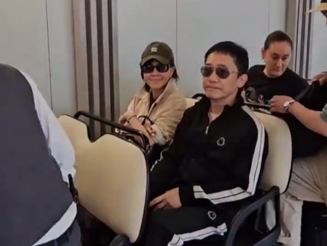 梁朝偉(右)和劉嘉玲搭車離開機場。(圖/讀者提供)