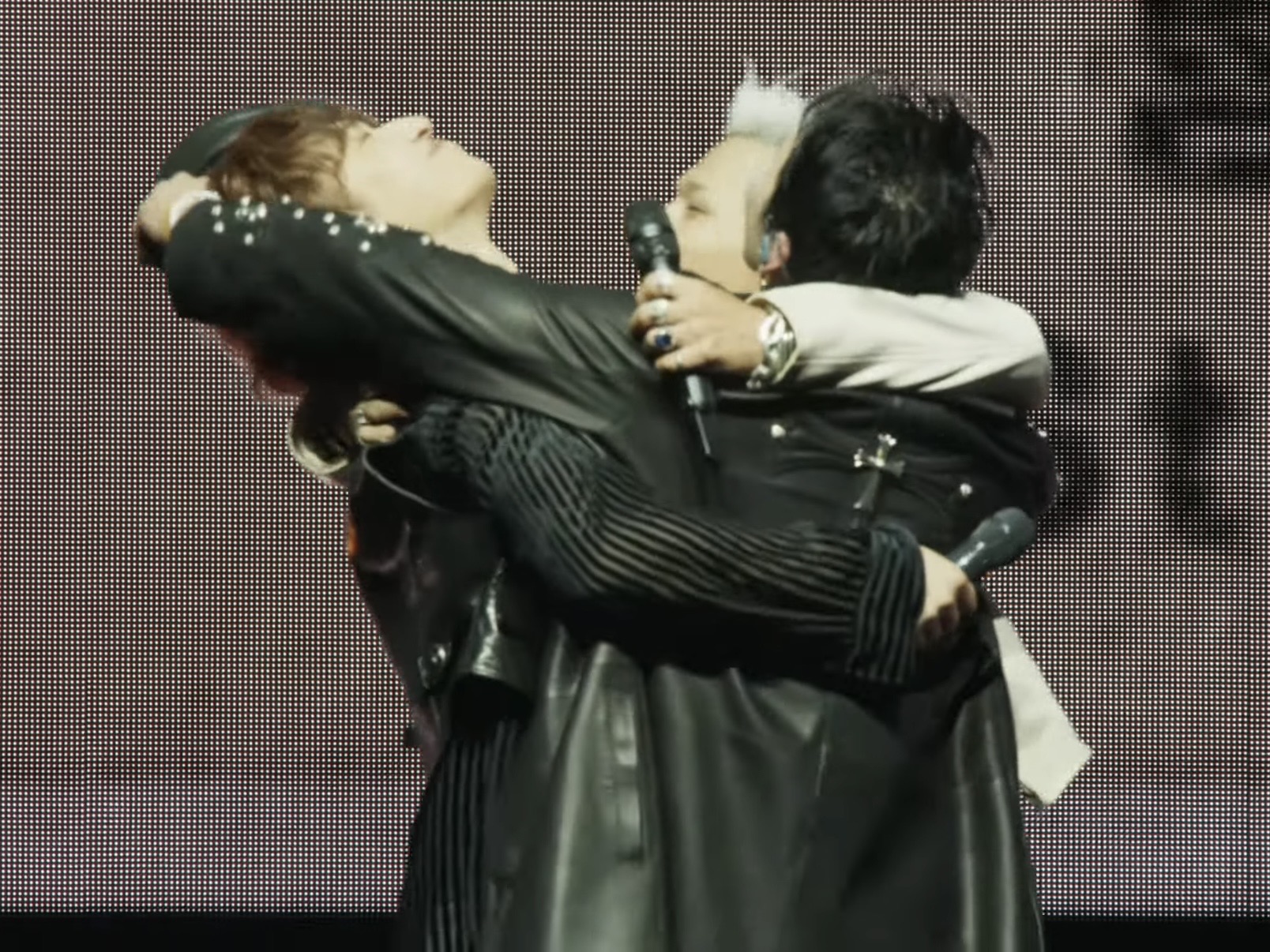 BIGBANG演唱結束後抱抱轉圈。（圖／翻攝Coachella）