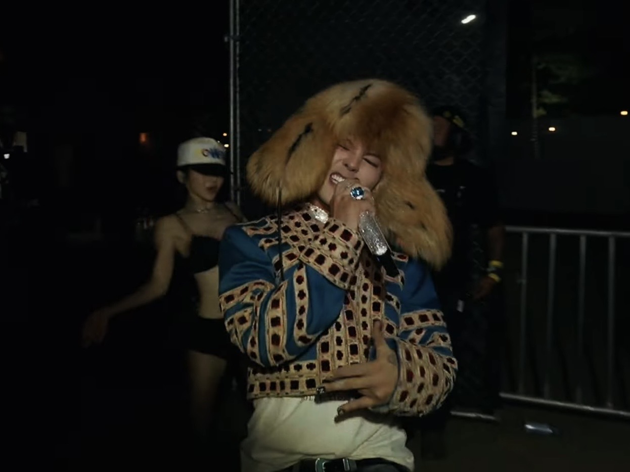 GD跑到台下和歌迷近距離互動。（圖／翻攝Coachella）