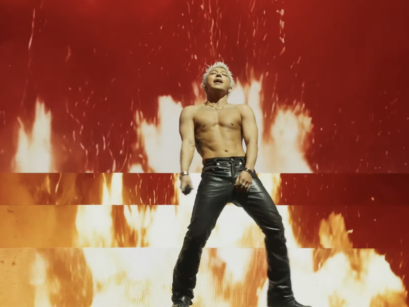 太陽曬出精實身材。（圖／翻攝Coachella）