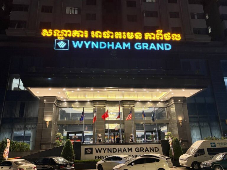 柬埔寨警方突襲五星級溫德姆至尊金邊首都飯店。(圖/翻攝自Khmer Times)