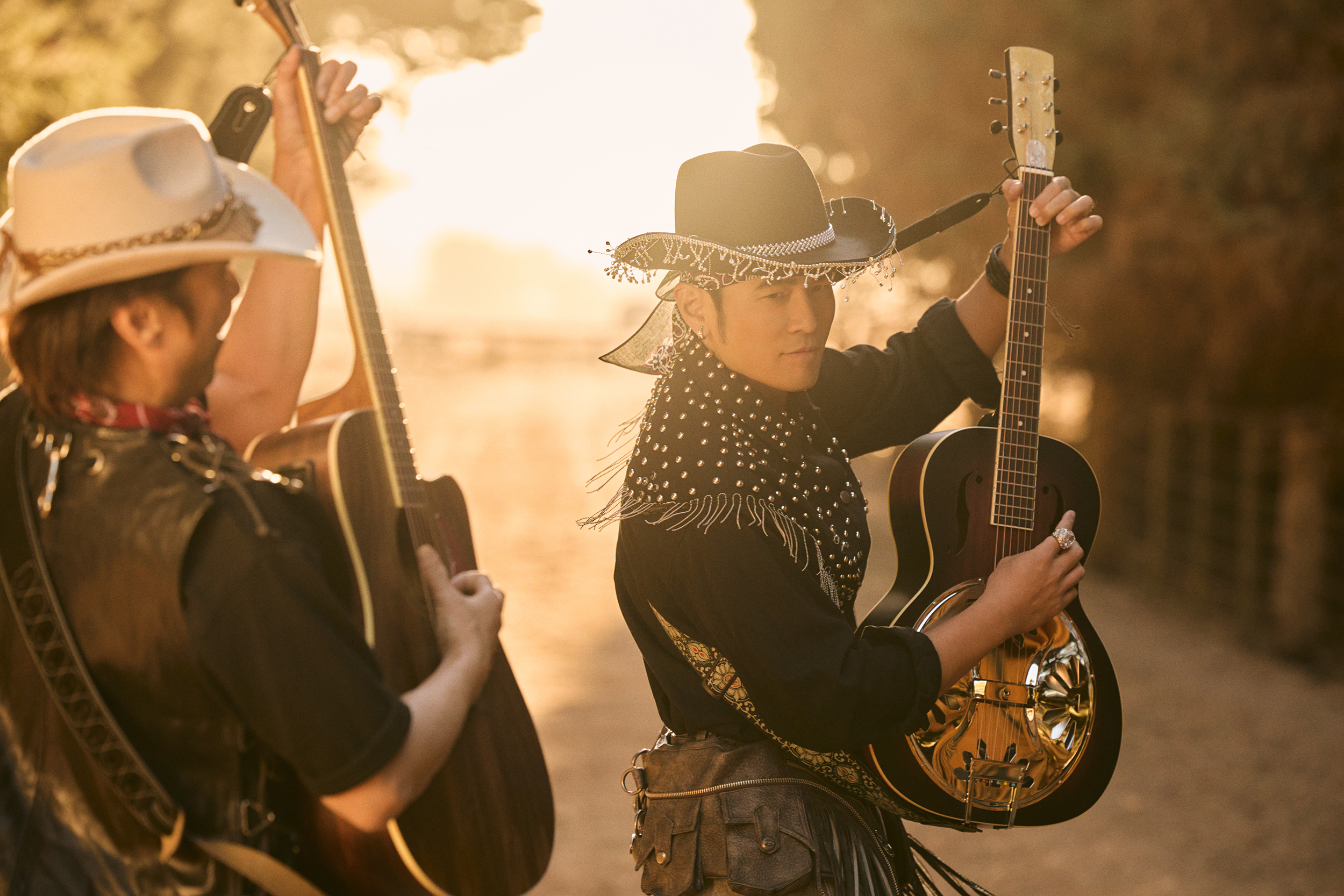 周杰倫在夕陽下彈奏吉他,以鄉村流行樂(Country Pop)詮釋近年對「慢生活」的體悟,透過鏡頭帶領歌迷進入方文山筆下充滿畫面感的鄉村旅程。(圖/杰威爾音樂提供)