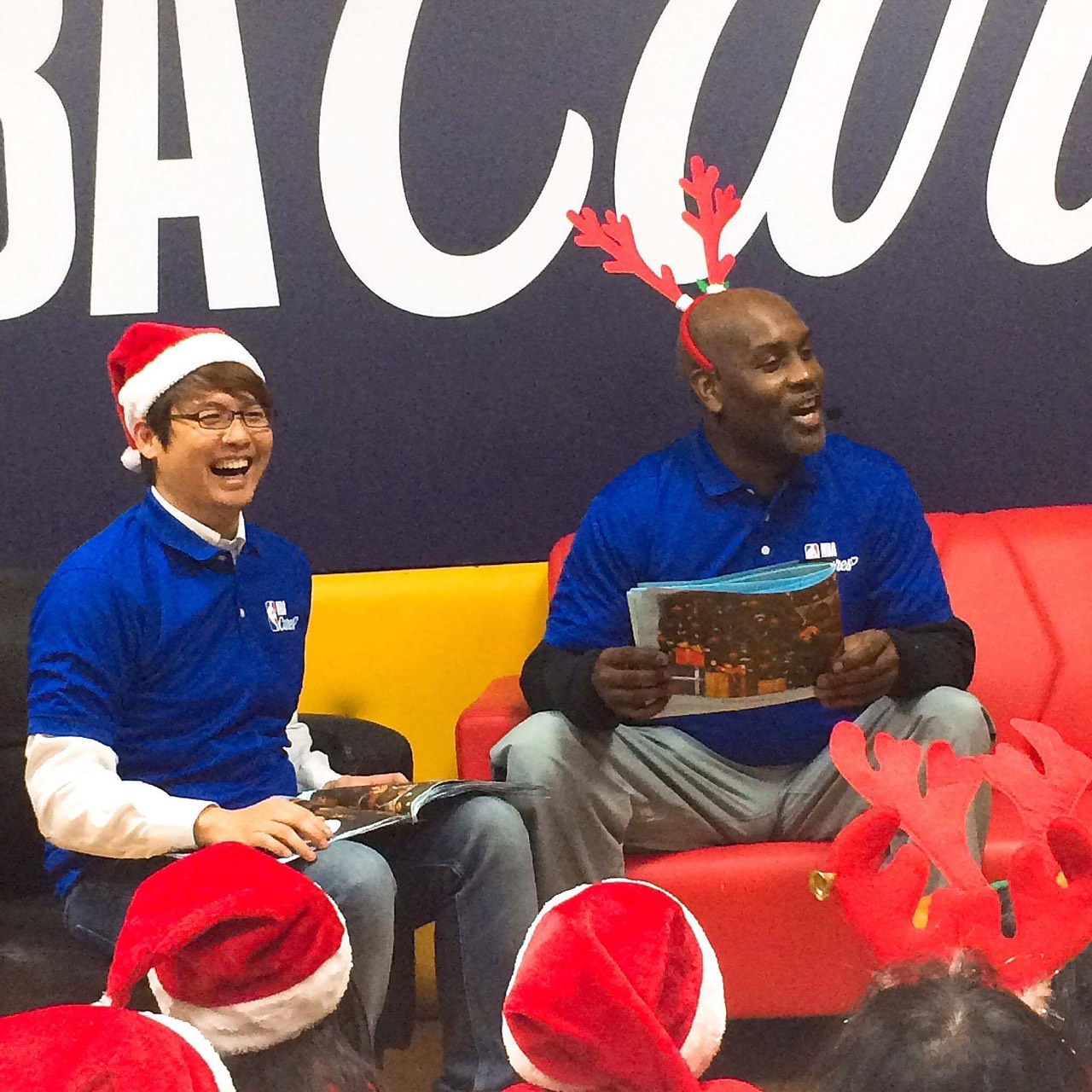 張立群(左)採訪NBA傳奇球星Gary Payton。(圖/張立群提供)