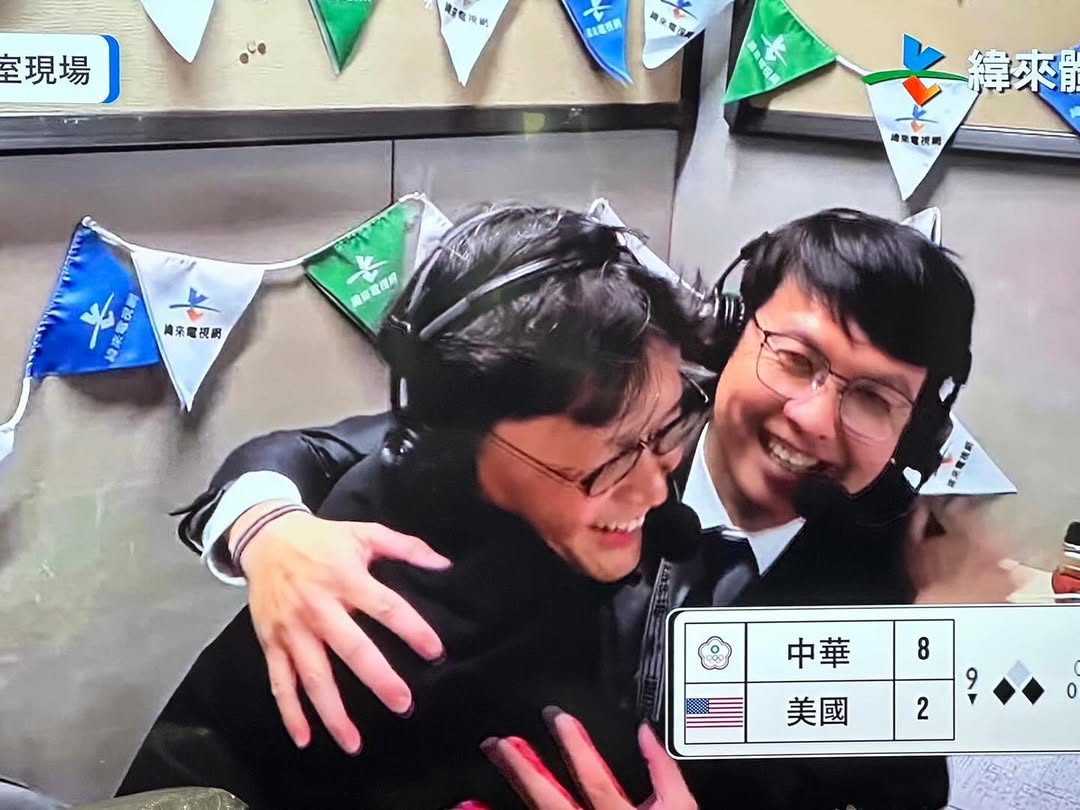 張立群(右)陪伴無數球迷,經歷賽事中情緒的高低起伏。(圖/翻攝張立群IG)