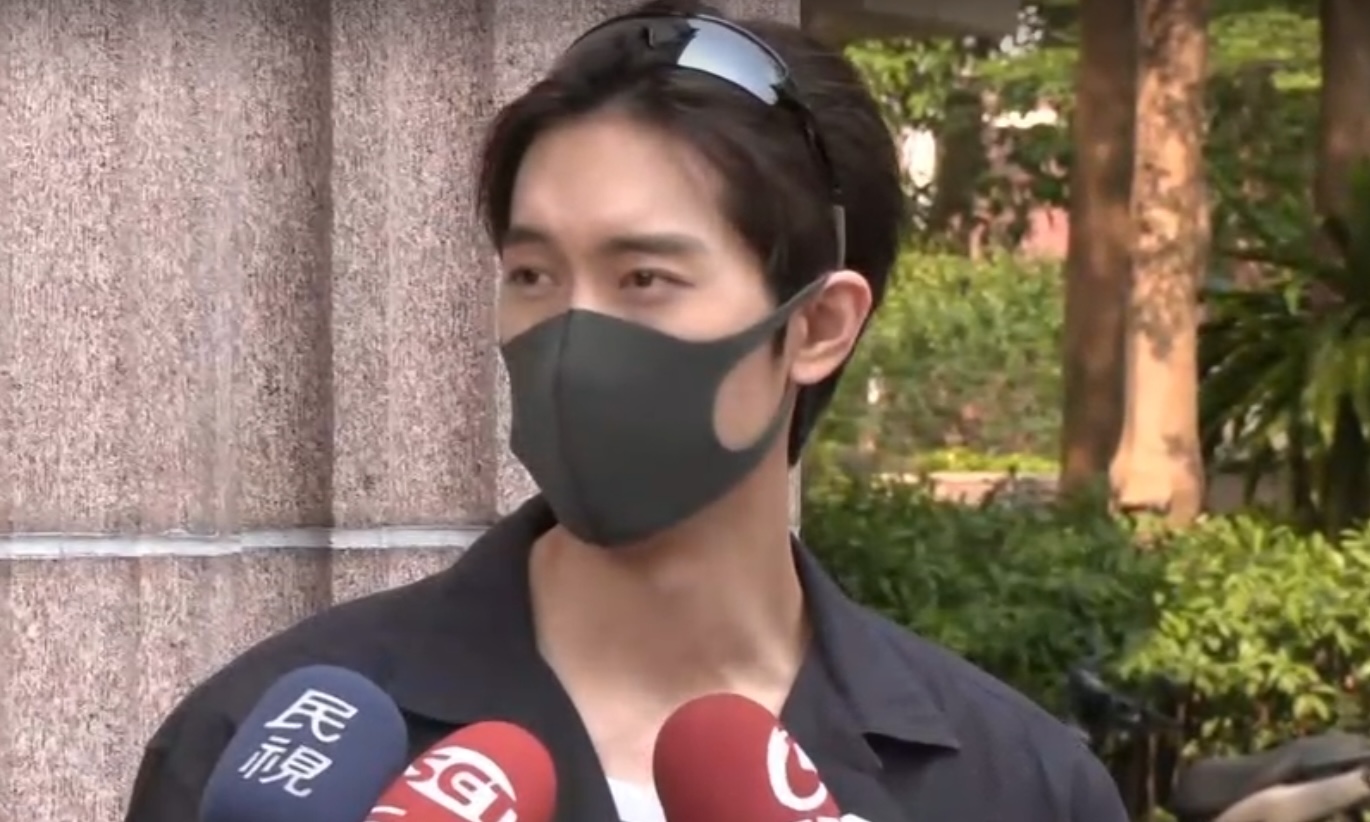 范姜彥豐身穿黑裝親自到場應訊。(圖/娛樂中心)