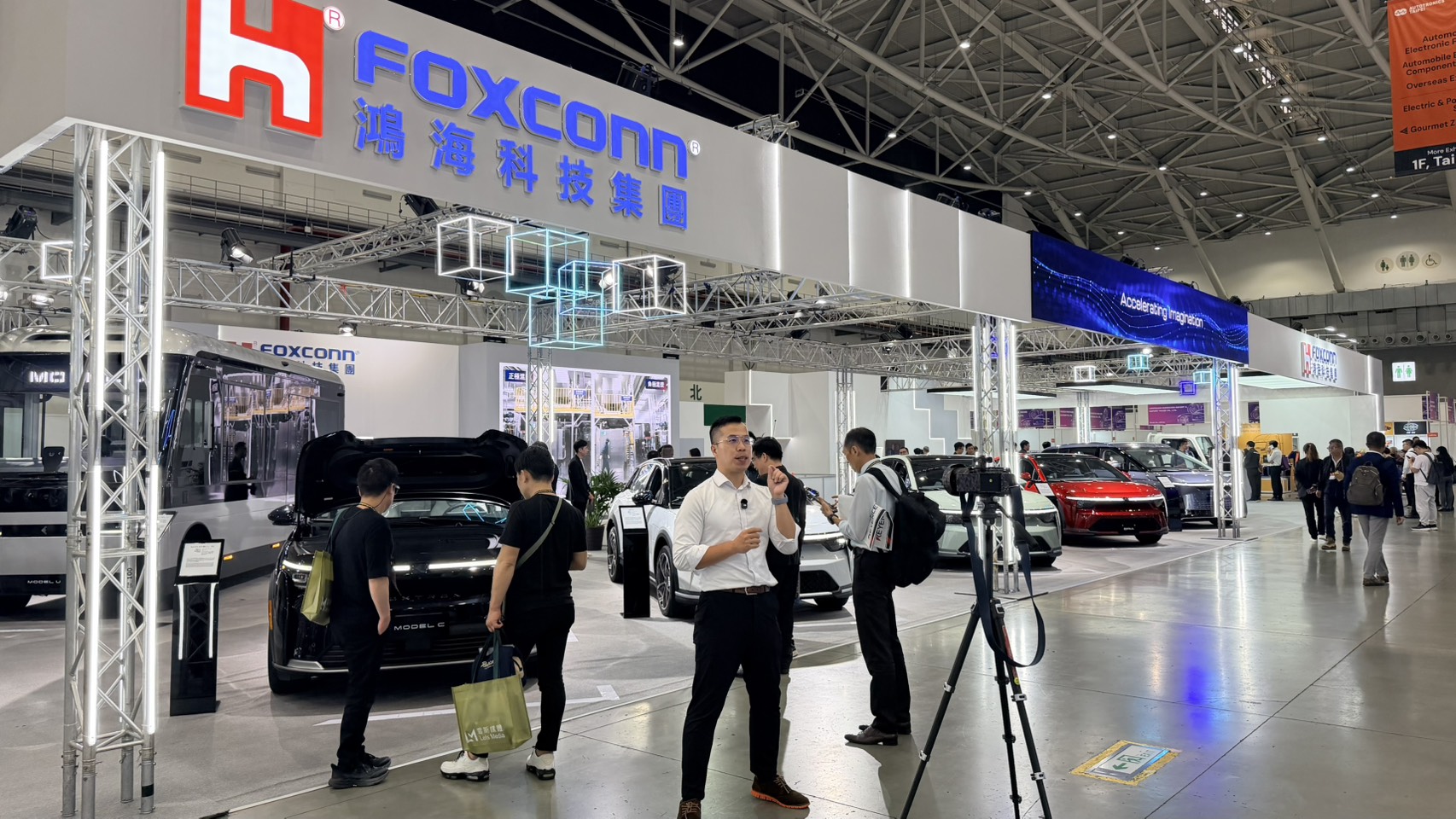 鴻海是 2026 車用電子展上最大的展區,一口氣把六台車搬到現場。