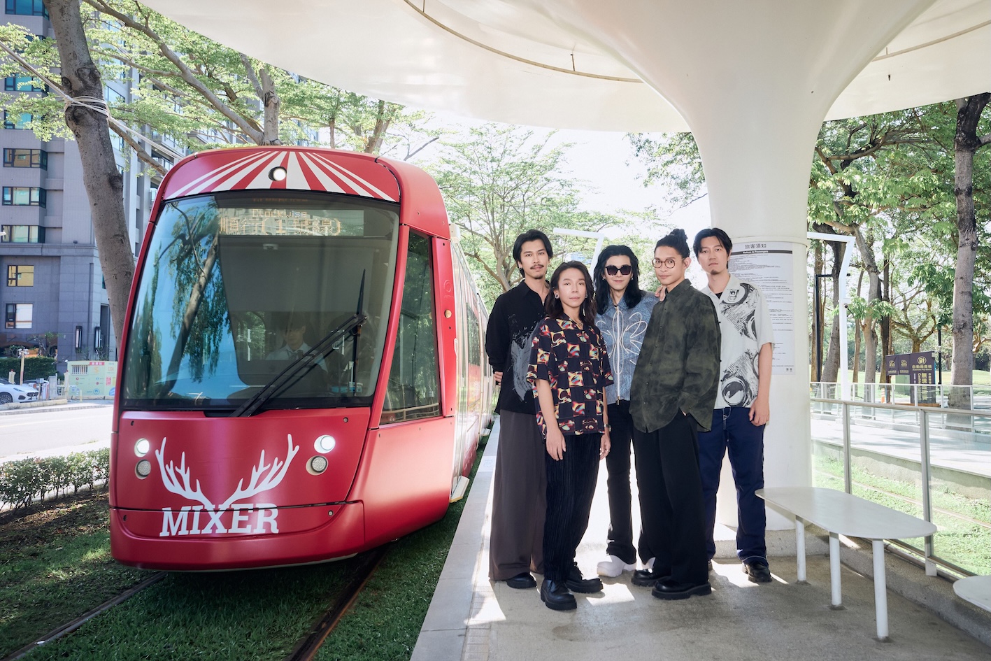 金曲樂團麋先生親自南下朝聖「麋途號」高雄輕軌列車狂奔。（圖／相信音樂提供）