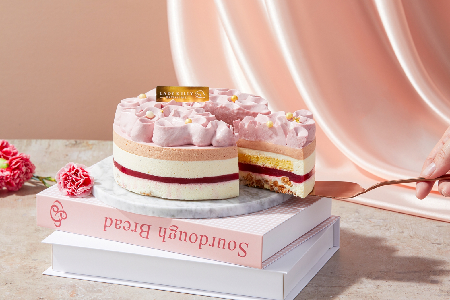 覆盆子甘納許、香堤到香草慕斯與蛋糕體，再加上莓果庫利與酥脆餅乾底，一口咬下滑順、柔軟、微脆層層交織，每一層都有不同驚喜。（圖／LADY KELLY提供）