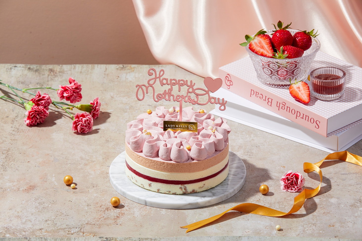 以柔美花朵外型與清新莓果香氣，獻給每一位當媽媽後，依然閃閃發亮、永遠保有少女心的妳。早鳥預購更加贈母親節插牌。（圖／LADY KELLY提供）