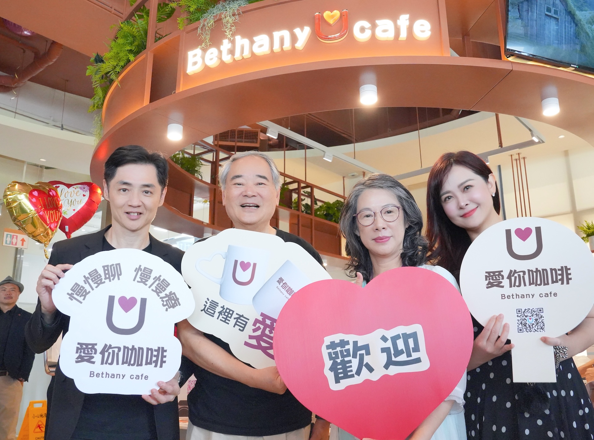 宋逸民（左）與陳維齡（右）回台繼續做愛心。（圖／藝起發光提供）