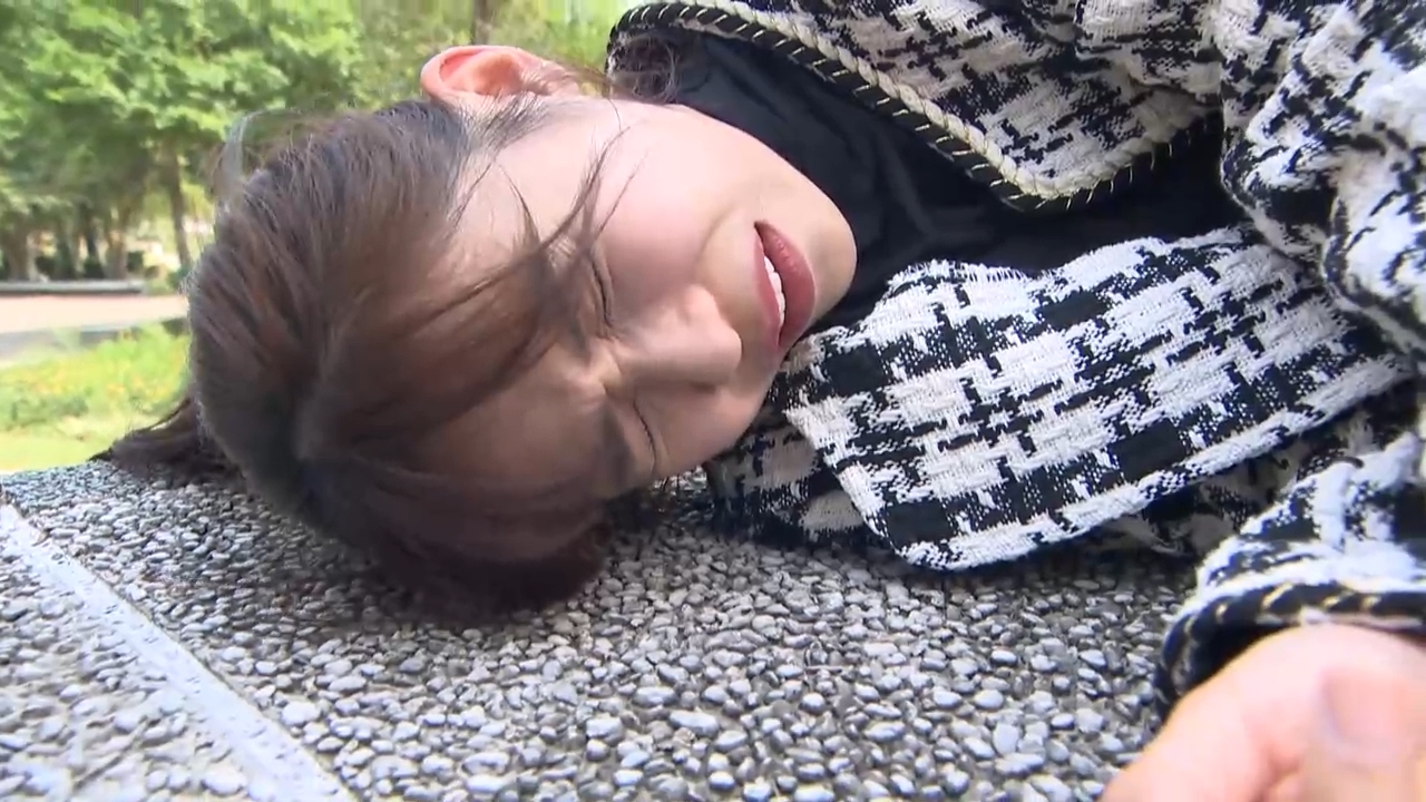 林萱瑜在《百味人生》中飾演的千金「楊恩曦」失足墜樓梯。（圖／三立提供）