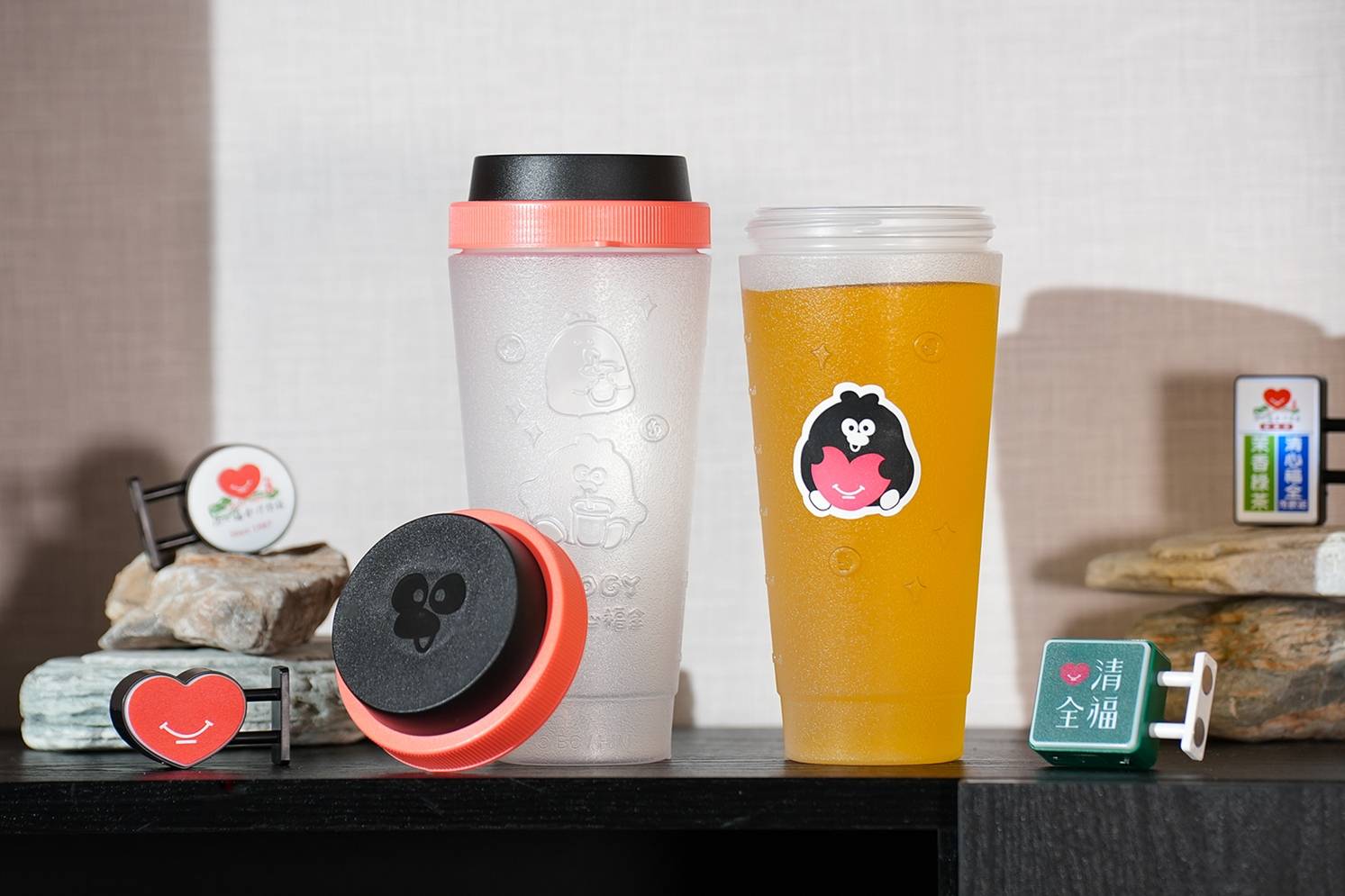 清心福全經典恰好瓶也與奧樂雞聯名，黑紅色調呼應主視覺，杯身還有浮雕圖案，實用又可愛，深受粉絲喜愛。（圖／清心福全提供）