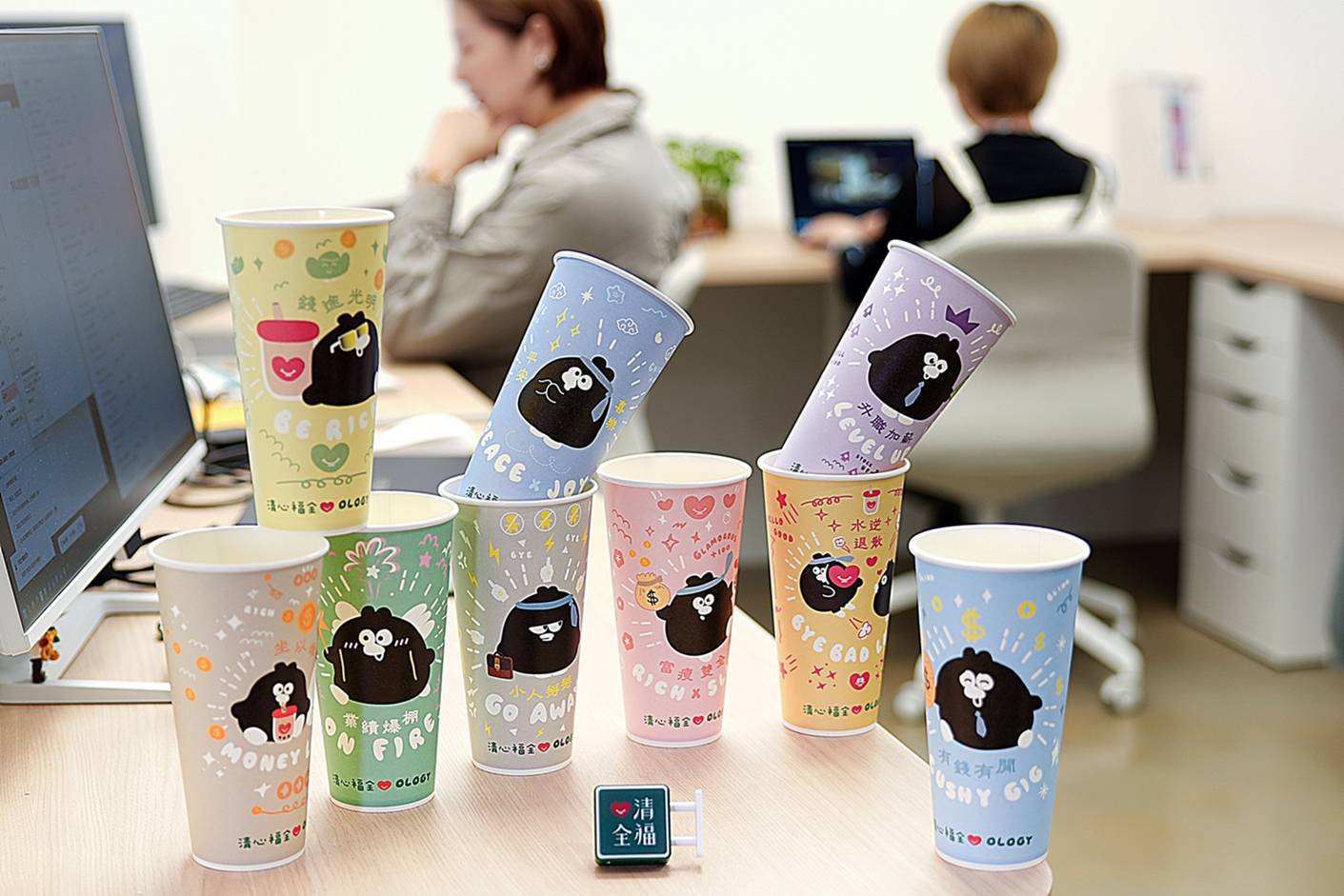 奧樂雞就是你的嘴替！上班族必備金句搭配厭世表情與豐富圖案，讓聯名紙杯一秒成為辦公室最吸睛焦點。（圖／清心福全提供）