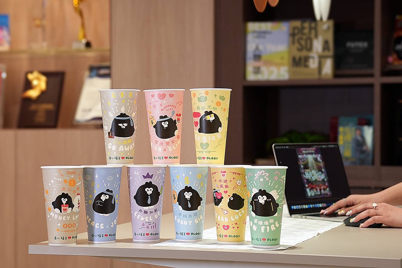 升職加薪、小人掰掰、業績爆棚、水逆退散…共9款奧樂雞聯名紙杯，幫你把心聲講出來。（圖／清心福全提供）