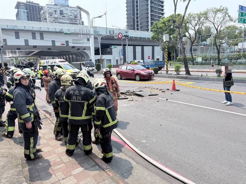 新北市板橋區縣民大道路面今天中午發生爆炸，導致柏油路面隆起。（圖／警方提供）