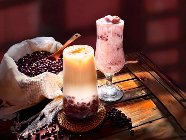 相思紅豆鮮奶茶（左）選用崙背鮮乳，與綿密紅豆完美融合；限定販售的紅豆香草艾思（右）以香草冰淇淋為基底，在舌尖融化成甜沁滋味。（圖／清心福全提供）