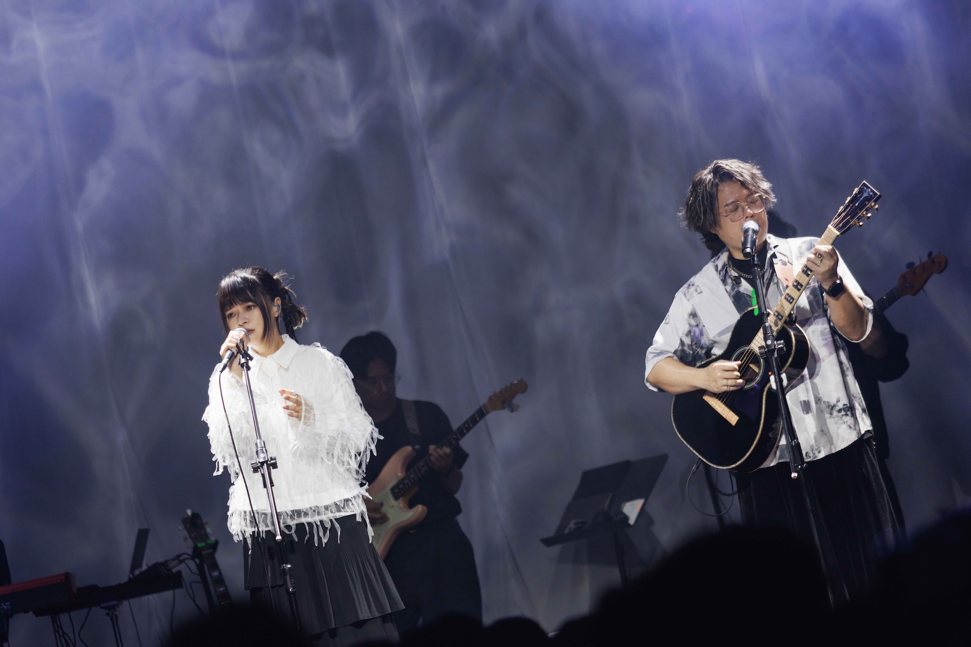 易祺（右）和咖咖歷經團體變遷。（圖／知間文化提供）