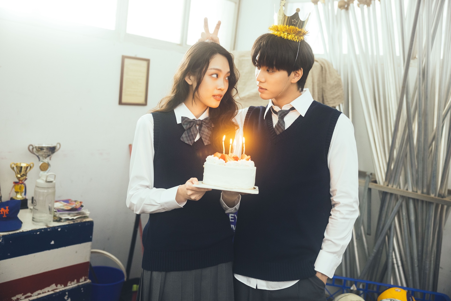 鄭馥儀（左）和李秉諭演出校園戀愛感。（圖／華研提供）