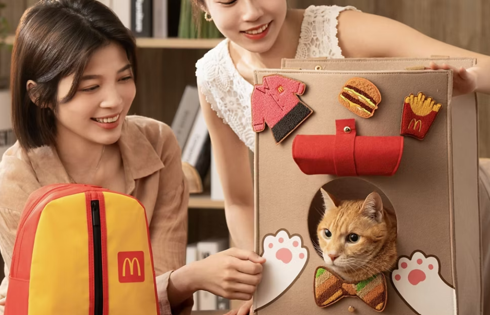 麥當勞開賣限量超萌貓袋周邊。（圖／麥當勞官網）