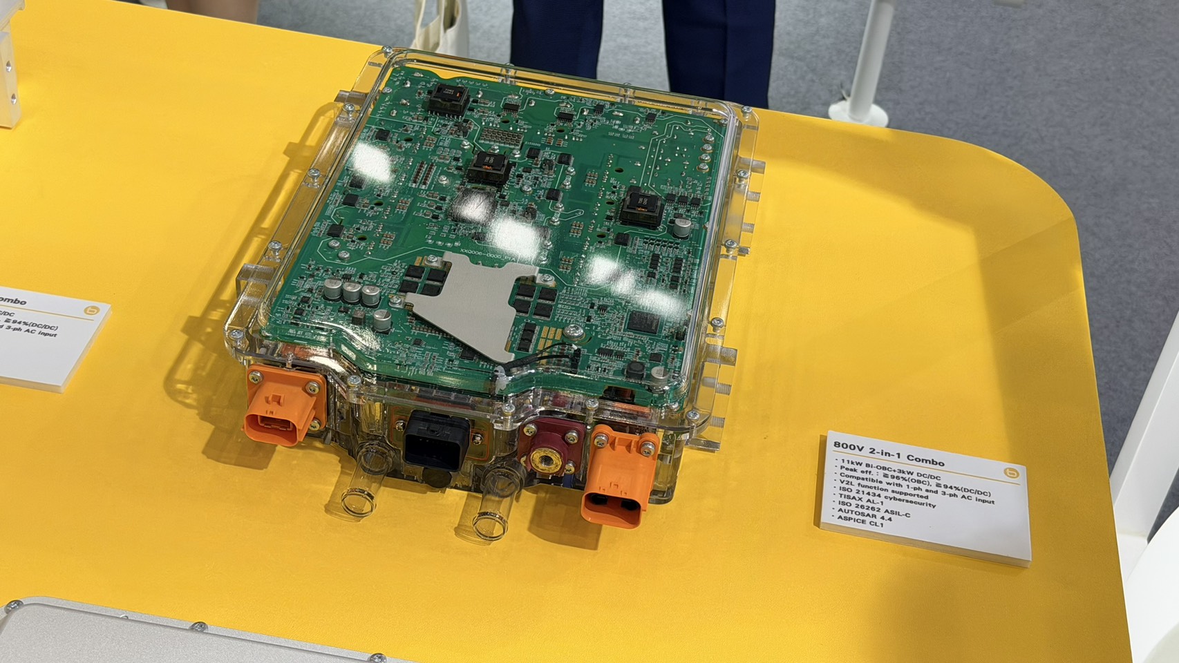 康舒科技現場展出 2-in-1 Combo 800V 電池，結合充電器與電源轉換器。