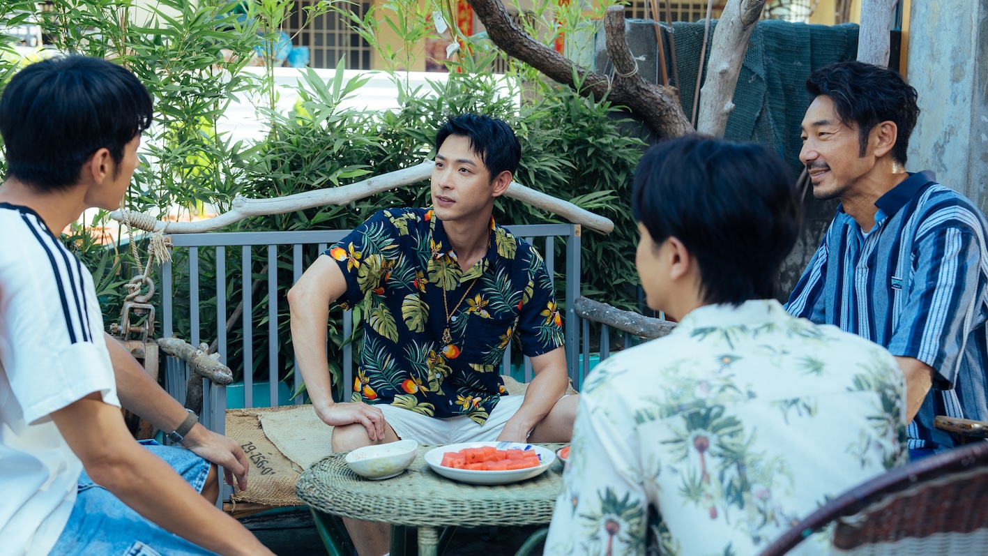 連晨翔（中）客串飾演欲收購民宿的網紅David，強勢登場掀起對手戲火花。（圖／有意思國際傳媒、犢影制作提供）