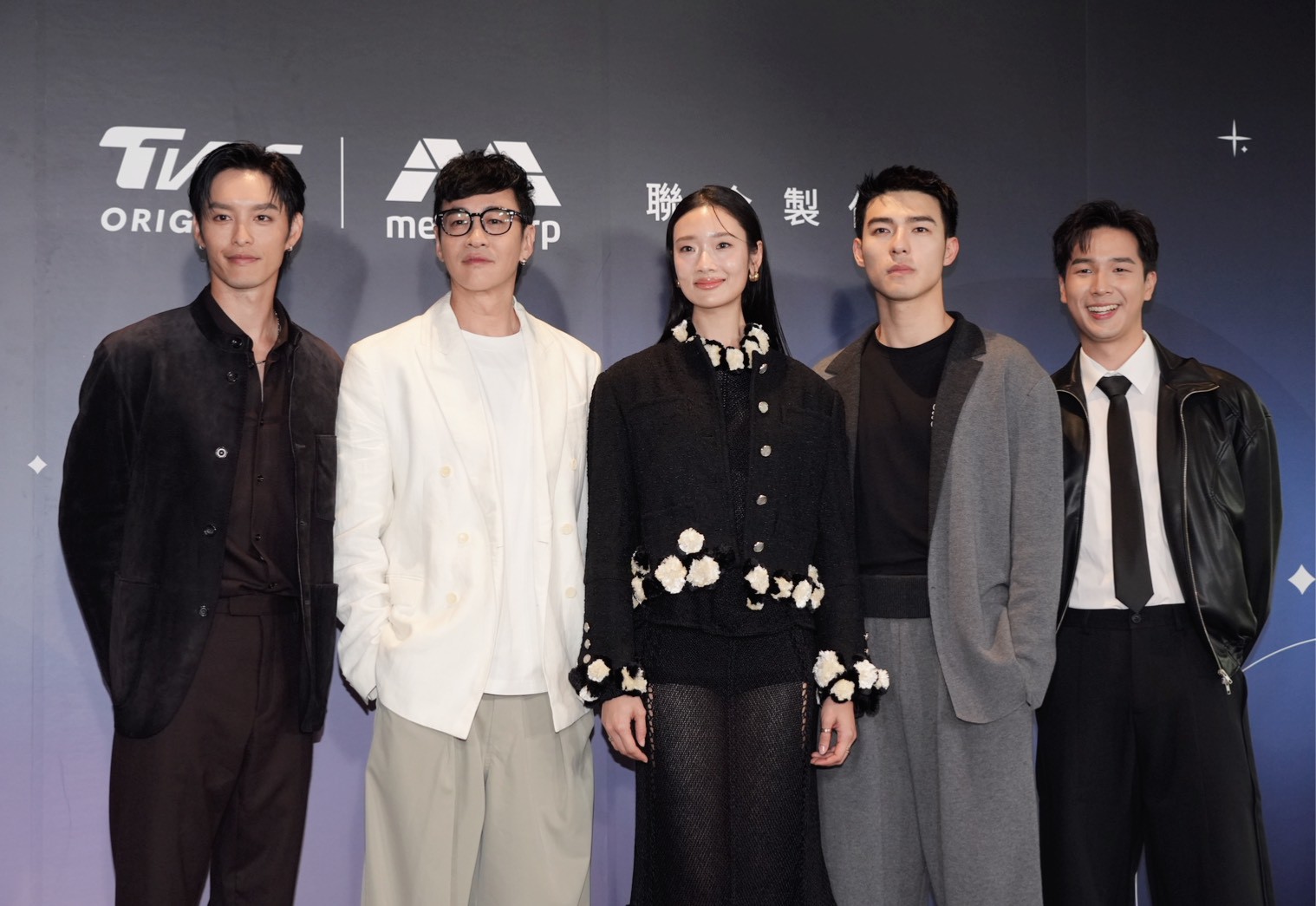 導演何潤東（左二）率演員泰國影后 Aokbab 茱蒂蒙、台灣演員陳昊森、曹佑寧以及新加坡新人蔡程俊出席記者會。（圖／記者陳明中攝）