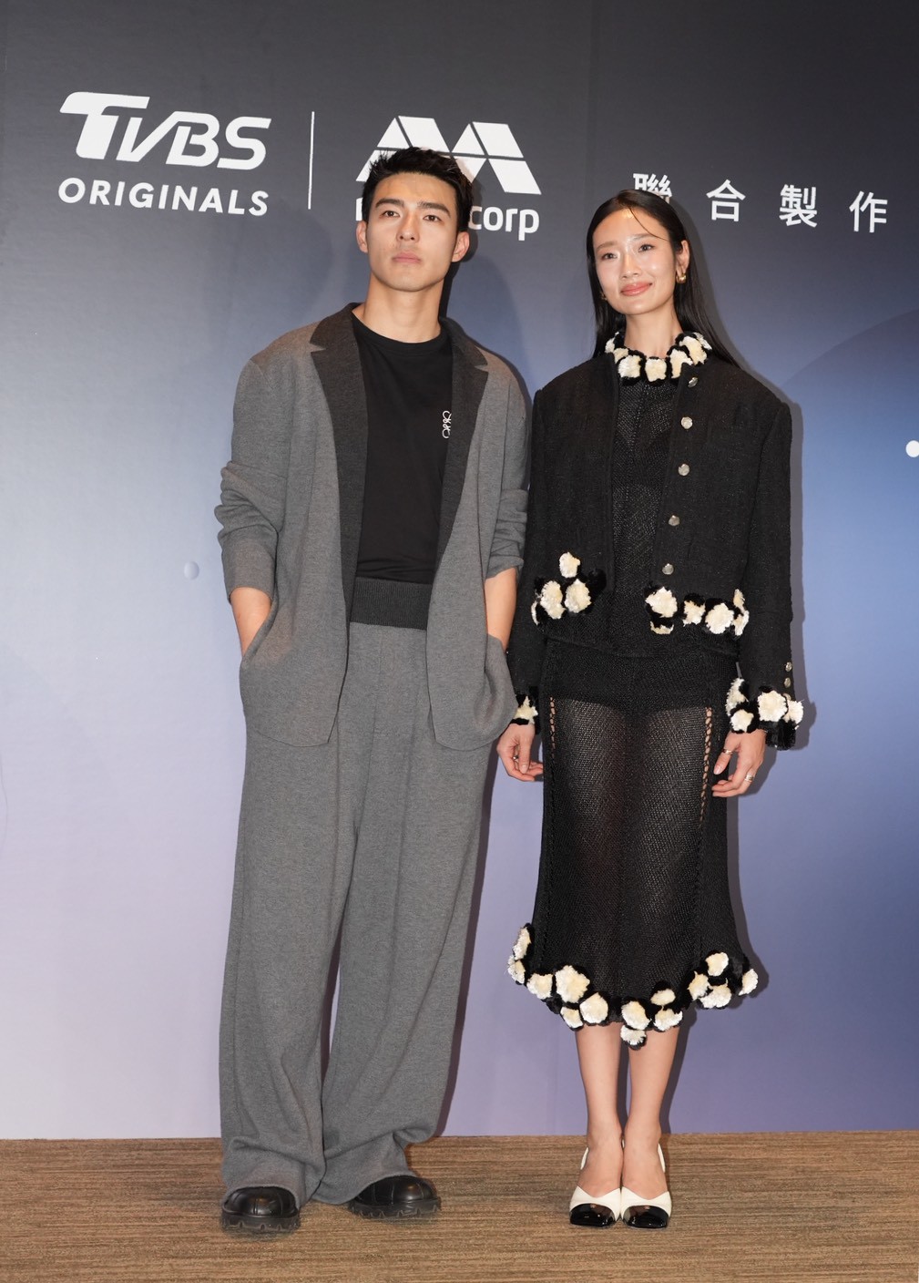 劇中陳昊森（左）與曹佑寧分別飾演 Aokbab 不同時期的男友，展開一段跨時空的三角情緣。（圖／記者陳明中攝）