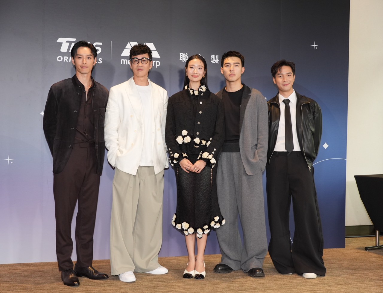 金鐘導演何潤東（左二）率領跨國卡司陳昊森、曹佑寧、Aokbab與蔡程俊出席《對你心動的預言》記者會。（圖／記者陳明中攝）