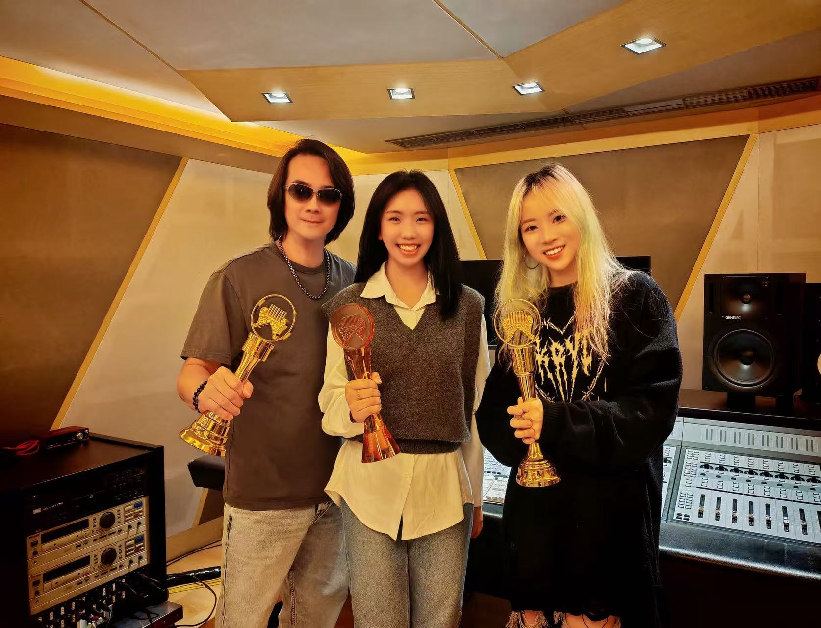 陳建寧（左起）帶著劉恩君、「武渡羽」小羽對唱〈和光同塵〉。（圖／金牌娛樂、無限延伸音樂提供）