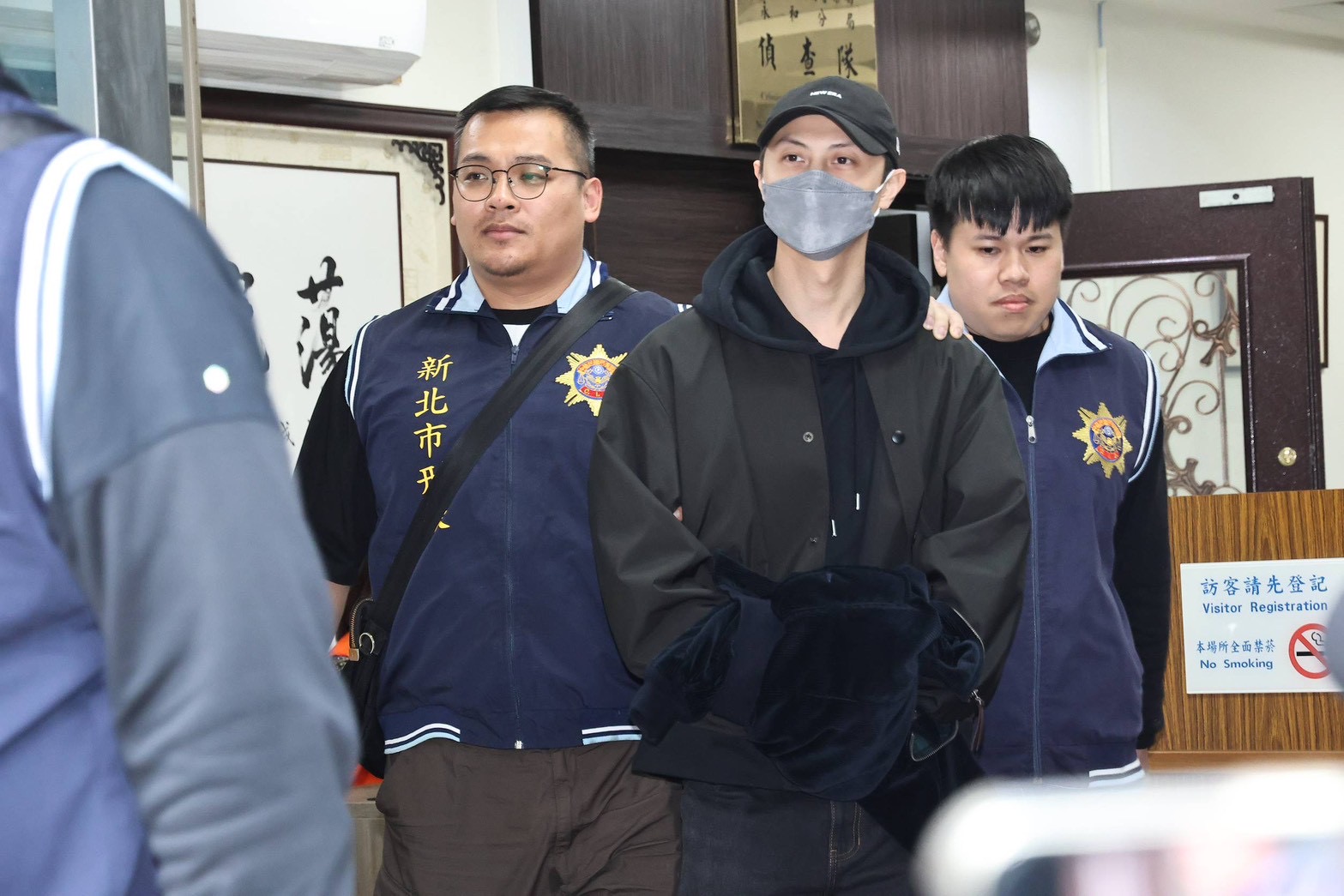 王子拘提後遭移送，面對詢問一言不發。（圖／娛樂中心）