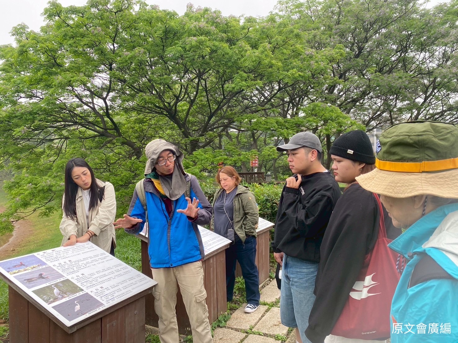 中華民國自然步道協會講師於橫山書法美術館旁墨池，講解周遭生態植物與水鳥物種。（圖／原文會提供）