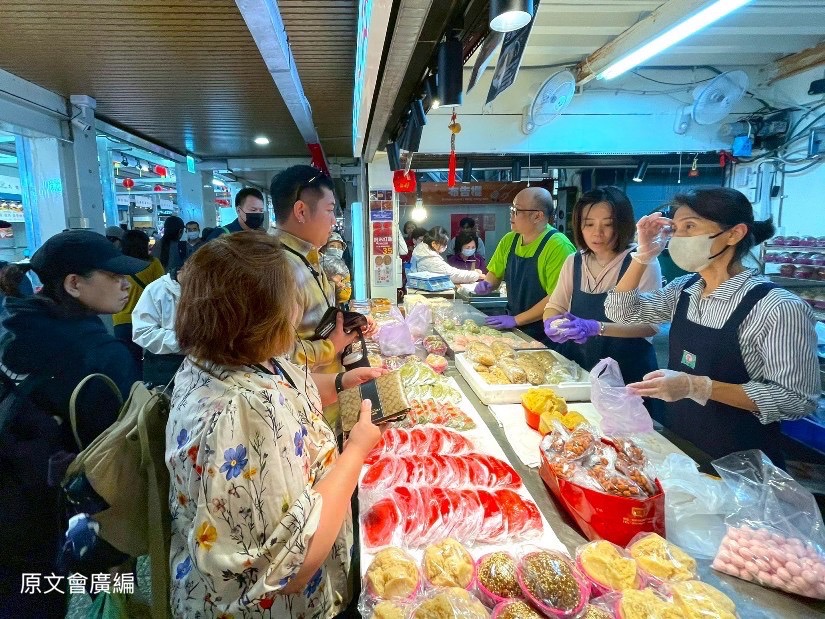 團隊走入桃園南門市場與巷弄中，挖掘桃園在地傳統飲食及市場變遷中的兒時記憶。（圖／原文會提供）