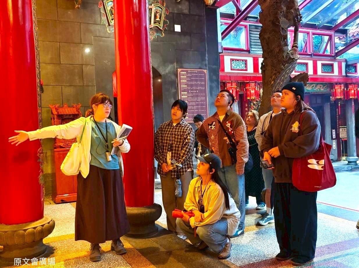 青年藝術家隨「桃托邦藝文聯盟」講師腳步，踏訪並聆聽桃園信仰中心景福宮的發展故事。（圖／原文會提供）