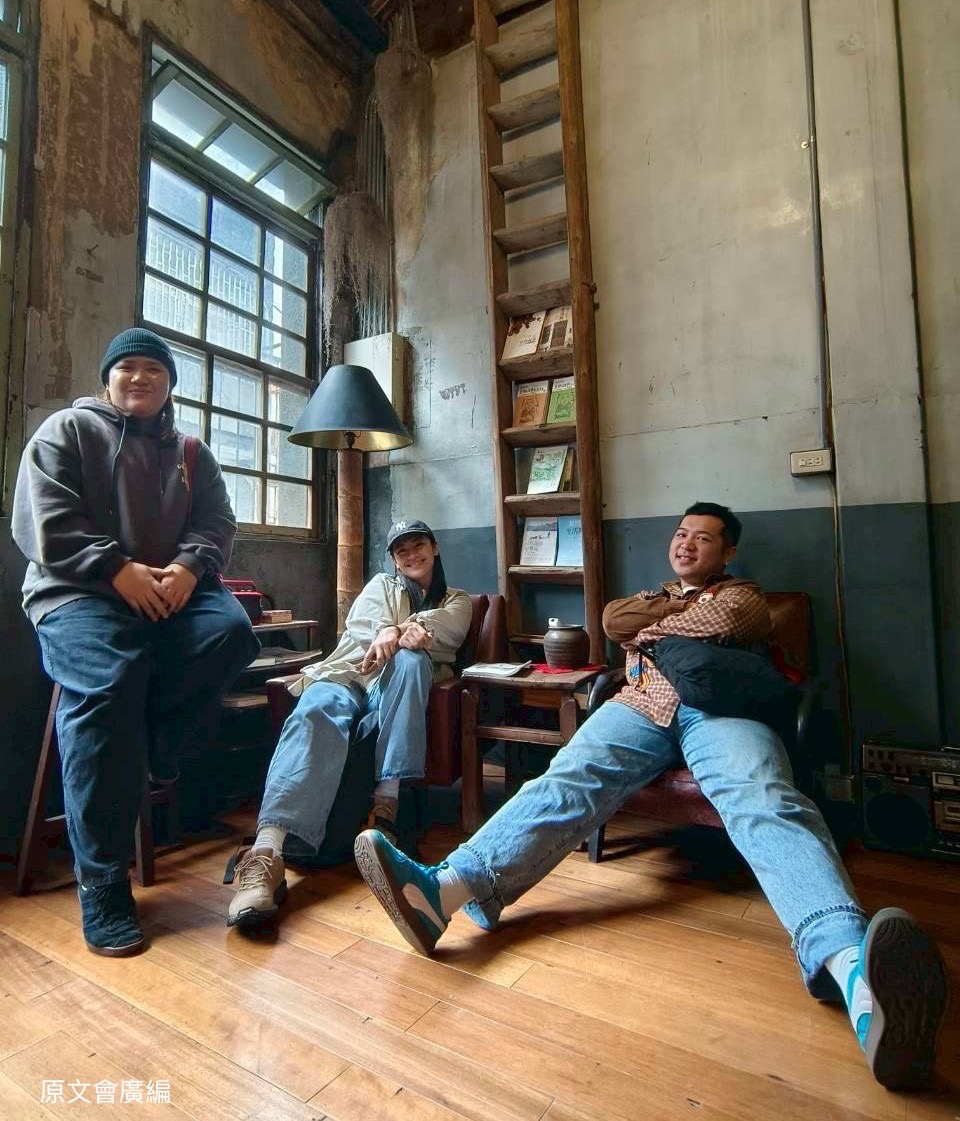 本次計畫邀請三位藝術家，包括：擅長複合媒材的賽德克族藝術家SiyatMoses阮原閩(右)、專精版畫的布農族藝術家Ali Istanda胡家瑜(左)，以及擅長行為藝術的賽夏族創作者。（圖／原文會提供）