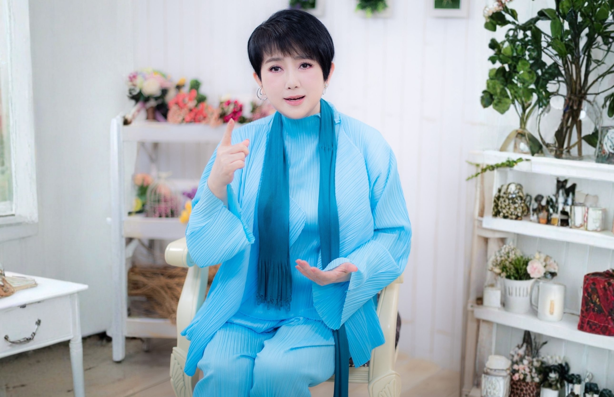 周思潔近期透過社群單元「換個角度聊」,以溫暖視角深入解析社會議題。(圖/翻攝自周思潔臉書)