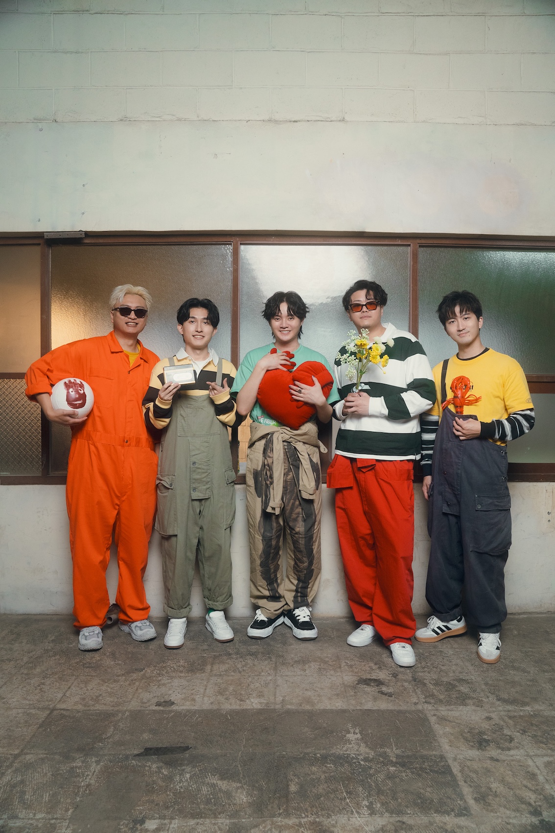 〈愛你敢有望〉MV中，許富凱與icyball冰球樂團化身愛情快遞員，5人共同搭乘小貨車送禮 王開玩笑：我們有一起車震過了。（圖／何樂音樂提供）