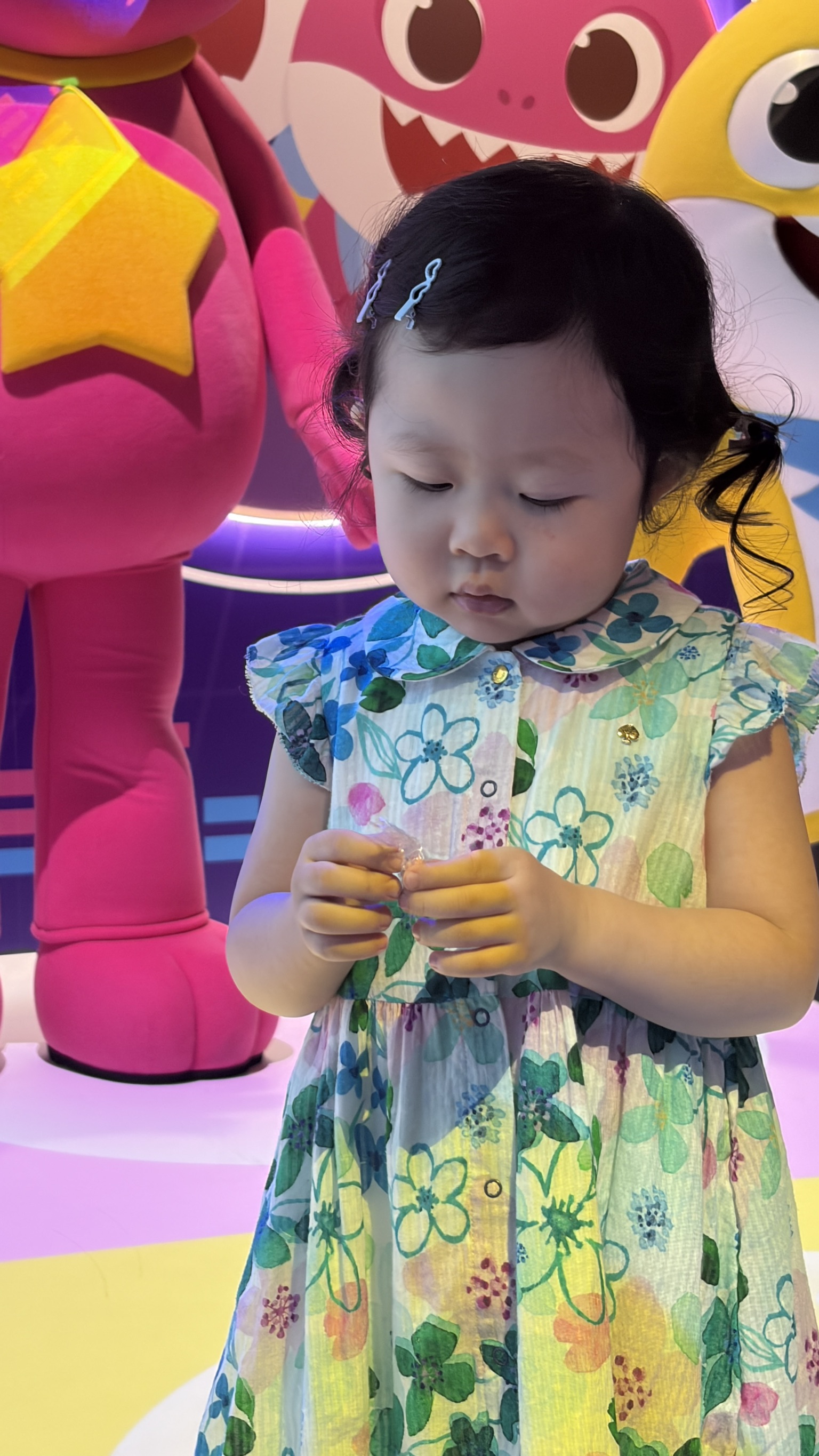 湘荷妹妹工作到一半，會倒台下跟爸媽撒嬌要糖吃，吃完立刻上工很敬業。（圖／記者蕭宇涵攝）