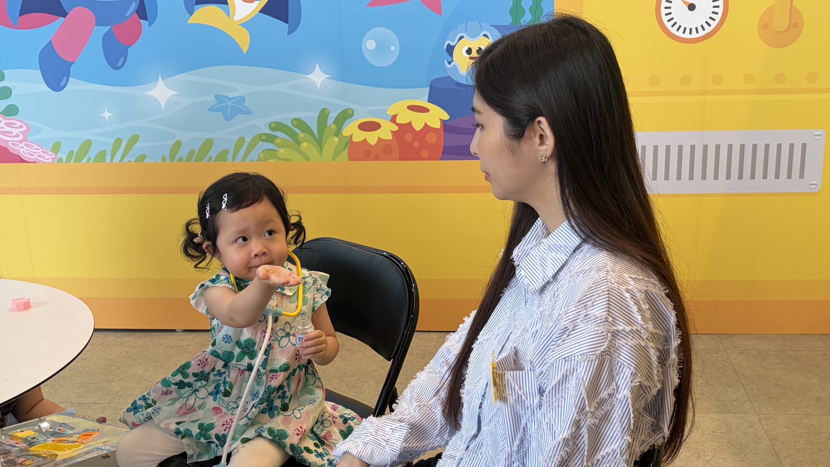 媽媽受訪的時候，湘荷妹妹陪在旁邊玩醫生遊戲。（圖／記者許方正攝）