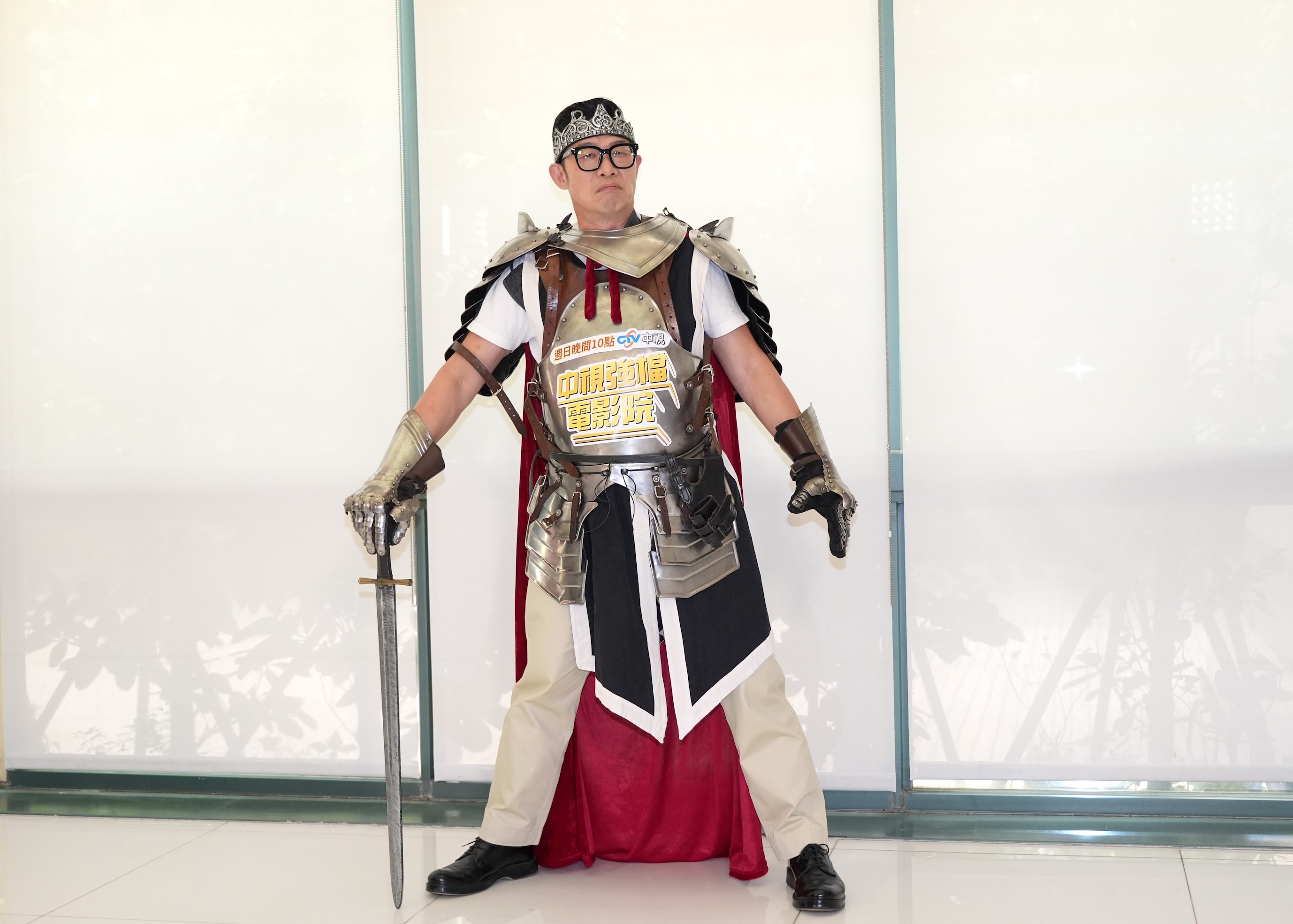 馬力歐扛 12 公斤盔甲變身「羅密歐」，自嘲「穿著騎車回家」 幽默功力炸裂中視。（圖／記者陳明中攝）