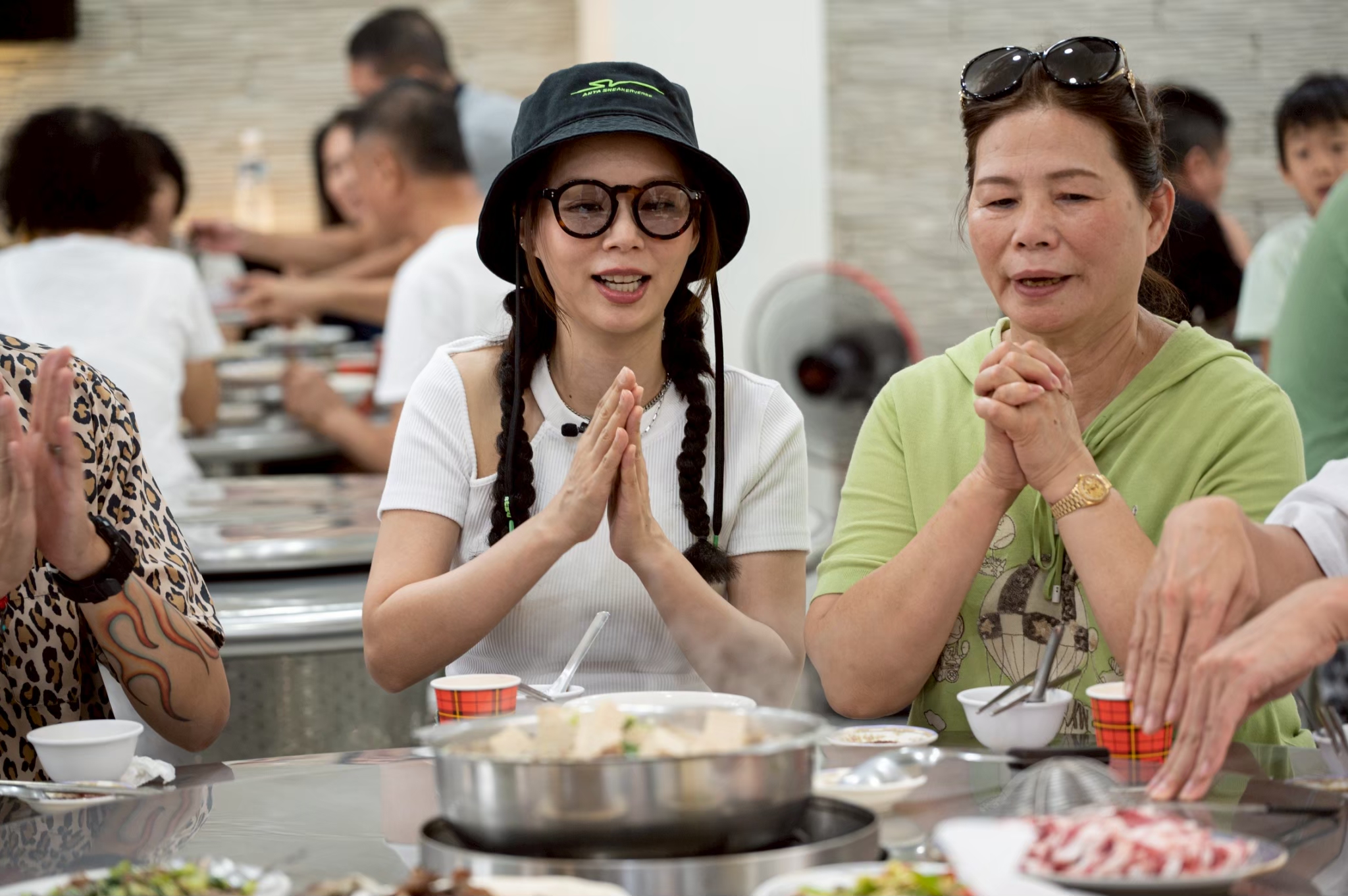 孫淑媚(左)和媽媽一起帶主持群遊高雄岡山。(圖/公視台語台提供)