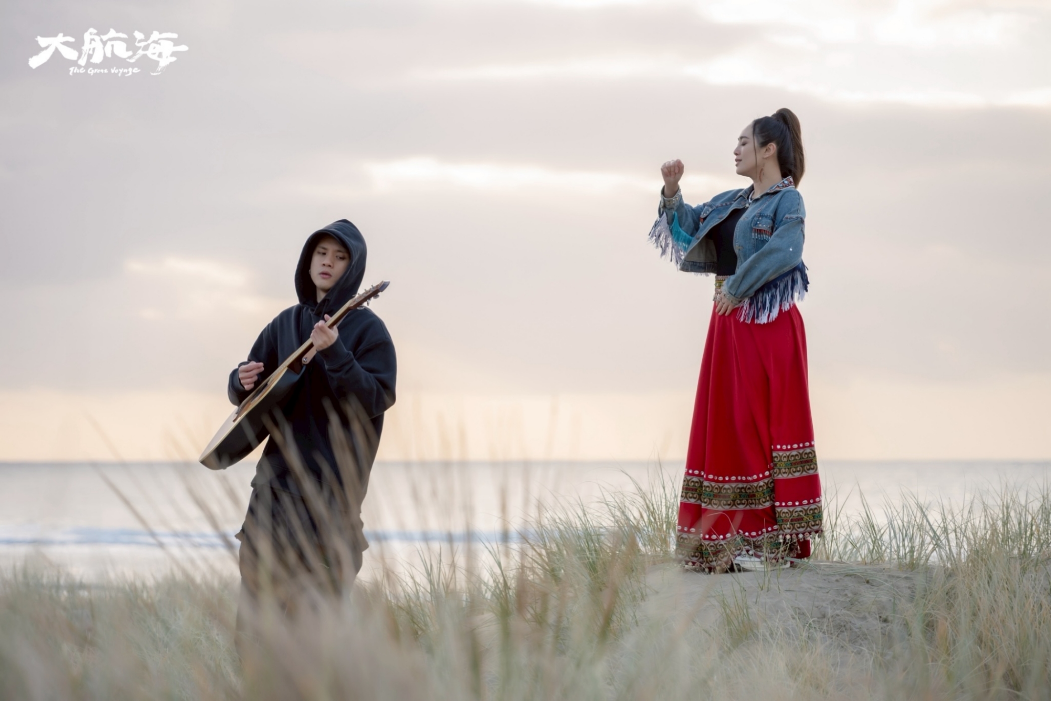 阿蘭AC（左）跟舞思愛（右）一起獻唱阿美族傳統歌曲。（圖／公視提供）