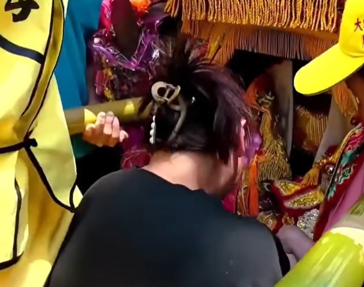 白沙屯媽祖進香感人一幕！腦麻童母抱他跪地求福。（圖／白沙屯媽祖網路電視台）