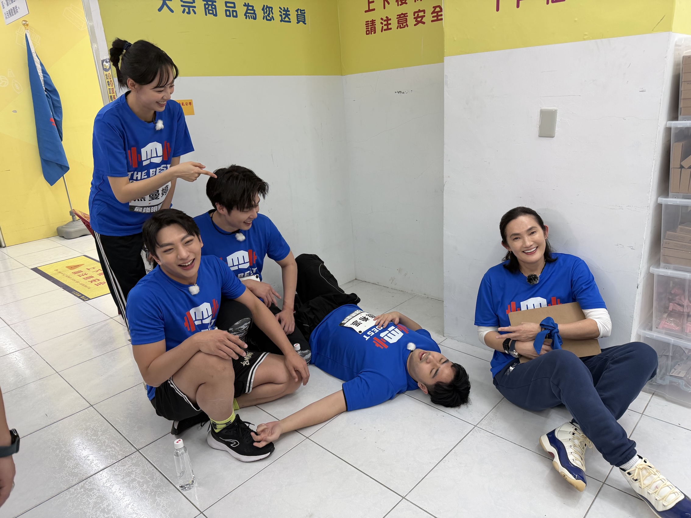 鹿希派（中）錄影現場累趴，許明杰（左起）、焦曼婷、李東軒、錢薇娟。（圖／《全城地圖：最強明星隊》提供）