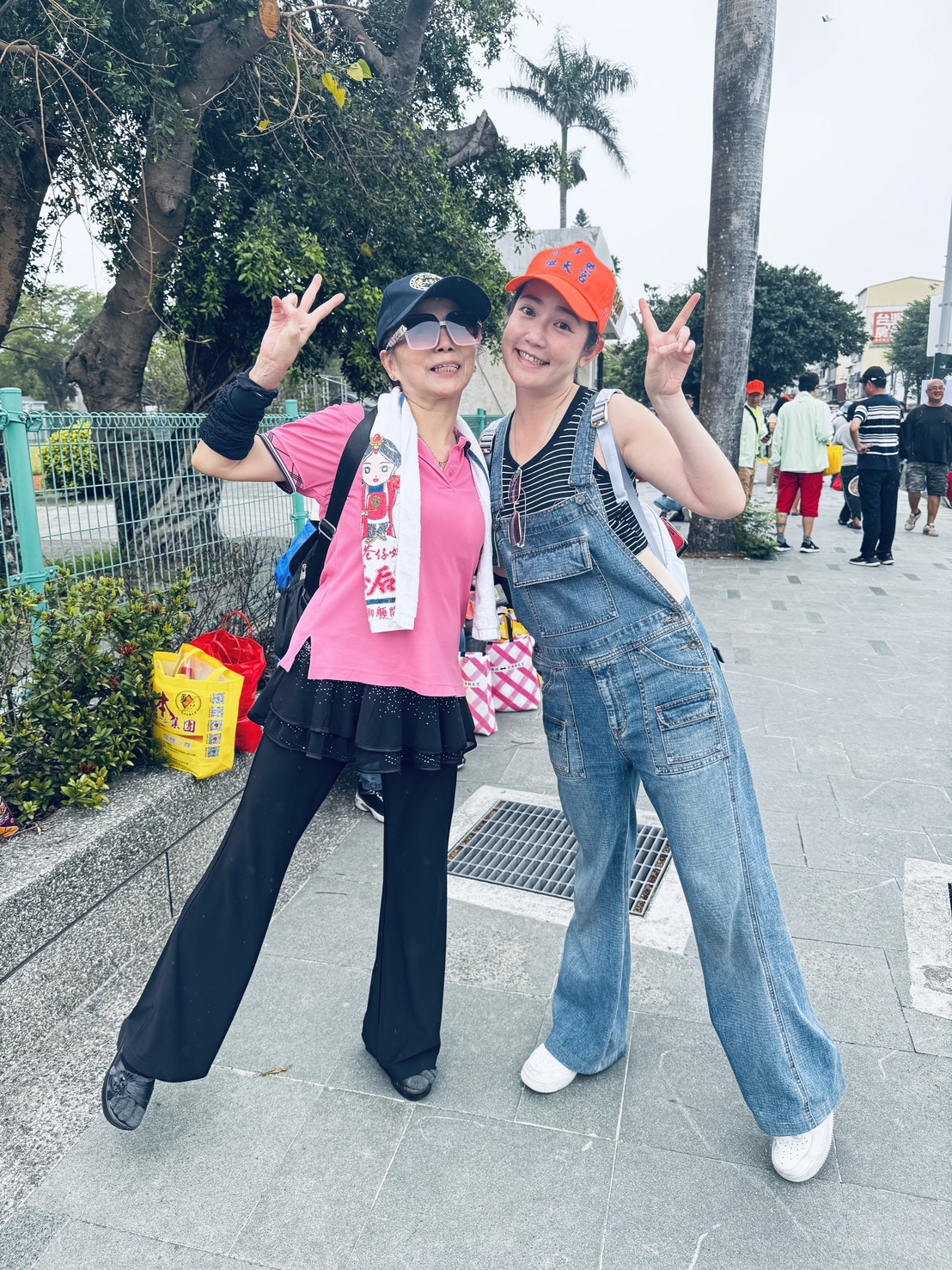 繞境圖中有不少民眾認出郭亞棠要求合照，她也大方答應。（圖／郭亞棠提供）