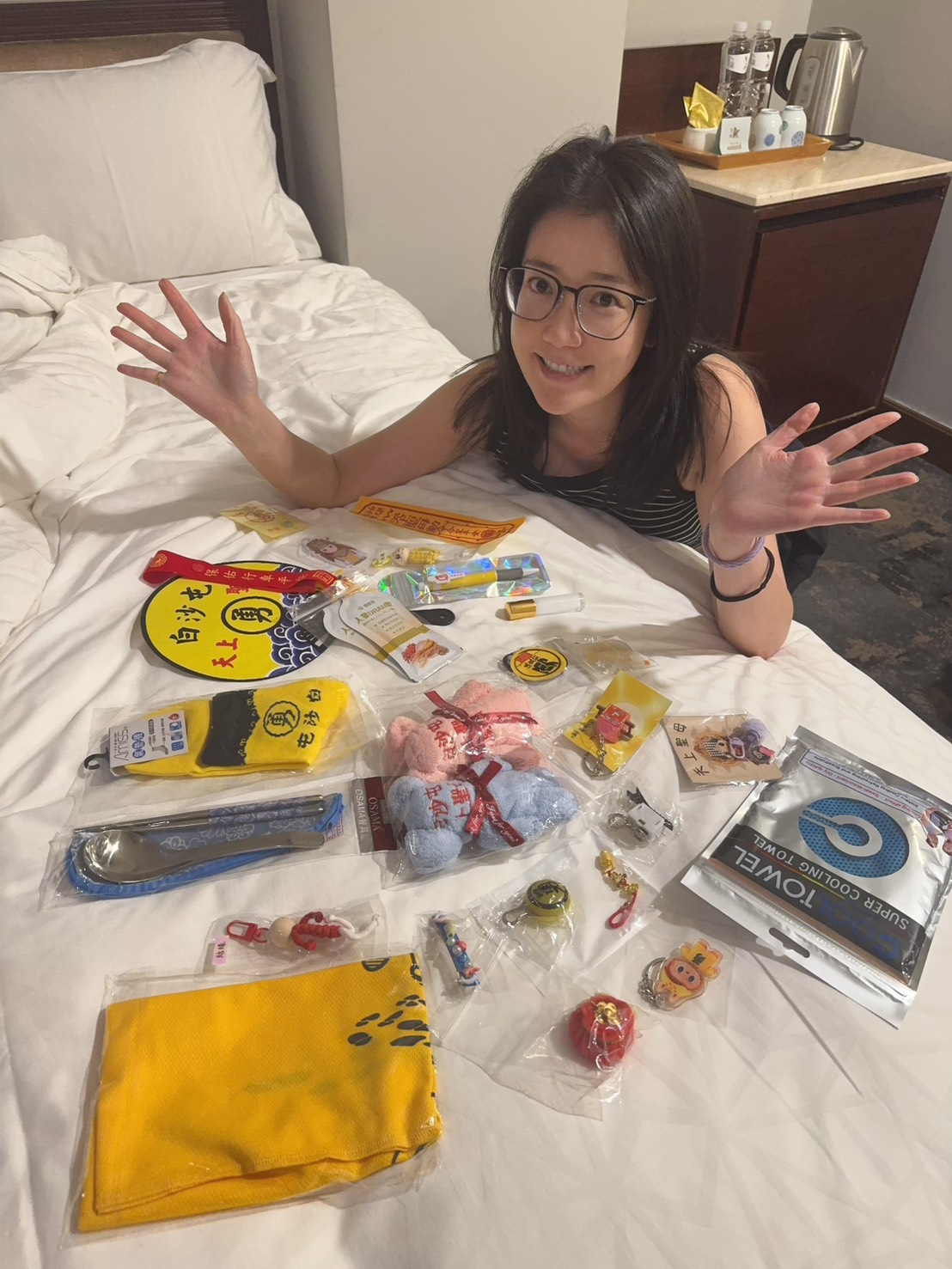 已經連續第三年參與繞境活動，郭亞棠秀出一路上獲得的結緣品，笑說很像是園遊會。（圖／郭亞棠提供）