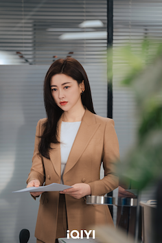 蜜語在海外與丈夫共度結婚紀念日,卻意外在床上摸到陌生女子的紅色內褲,再加上襯衫上的口紅印,種種細節讓她開始懷疑丈夫外遇,婚姻危機一觸即發。。(圖/愛奇藝國際版提供)