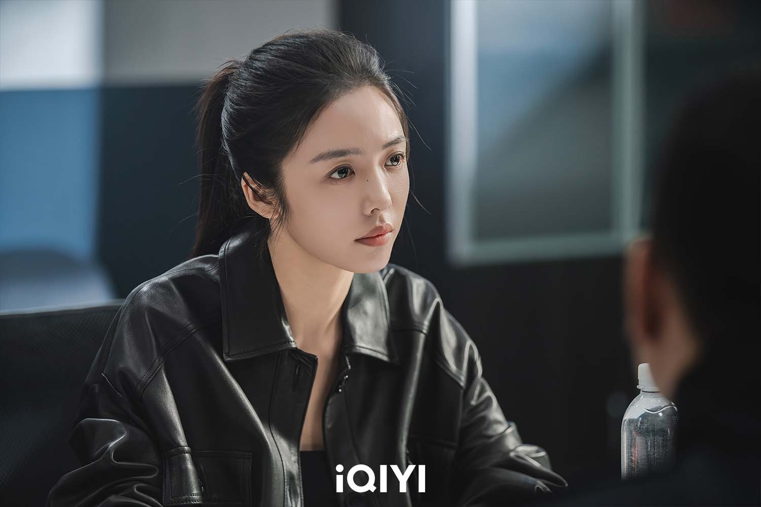 蔡文靜則形容周瑾是外放又克制的角色,早期開朗直率,後期則因經歷轉折變得內斂收斂。(圖/愛奇藝國際版提供)